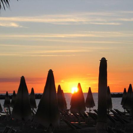 Hotel Carillon Bellaria-Igea Marina Esterno foto